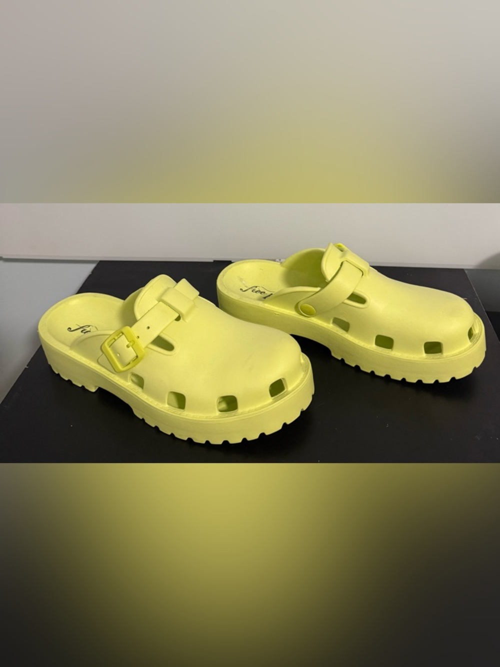 Free People Women’s Lime Green Clogs NWOT! 8.5-9 (39) - Picture 2 of 4